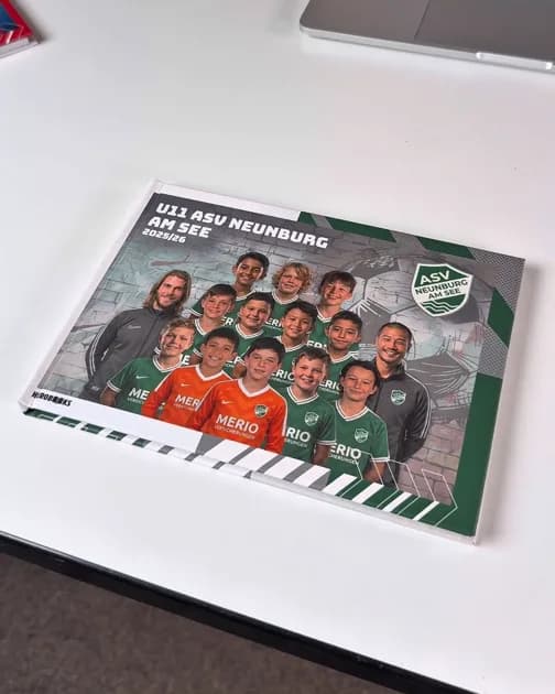Fertiges Teambuch mit dem Mannschaftsfoto auf dem Cover